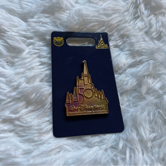 Walt Disney World 50th Anniversary Pin Castle Gold Disney Parks NWT - Picture 1 of 5